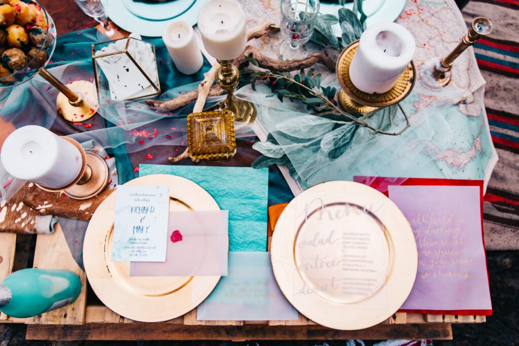 Individuell gestalteter Tisch für das Hochzeitsdinner