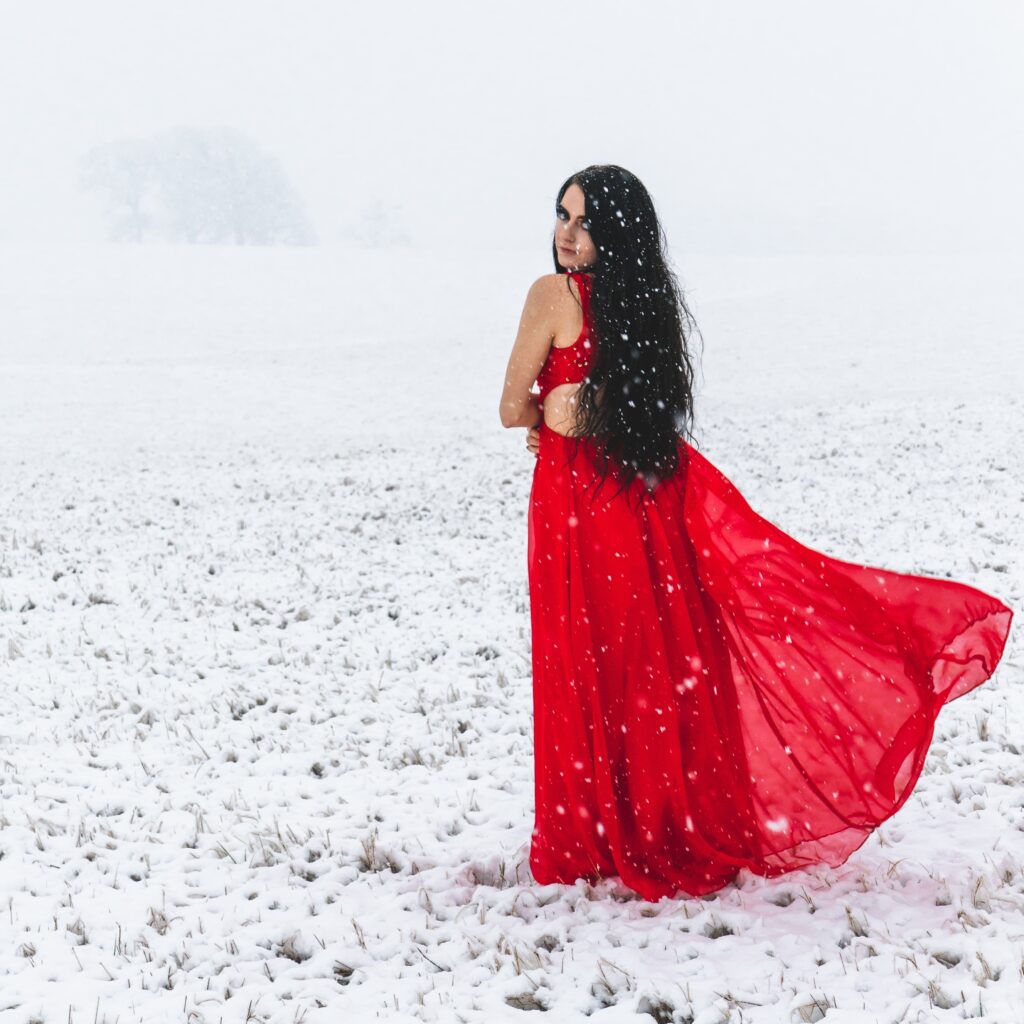 Ein rotes Brautkleid hat etwas sehr Festliches und Elegantes an sich.