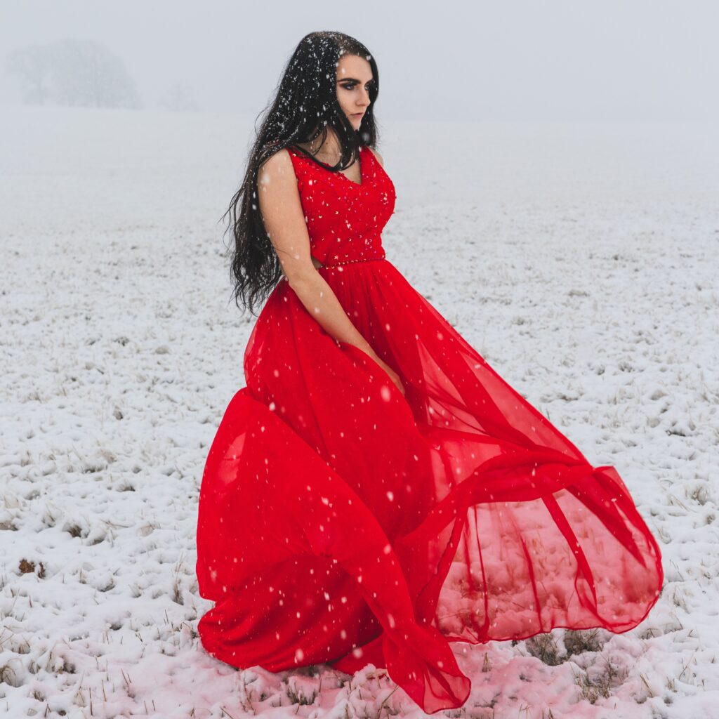 Ein rotes Brautkleid hat etwas sehr Festliches und Elegantes an sich.