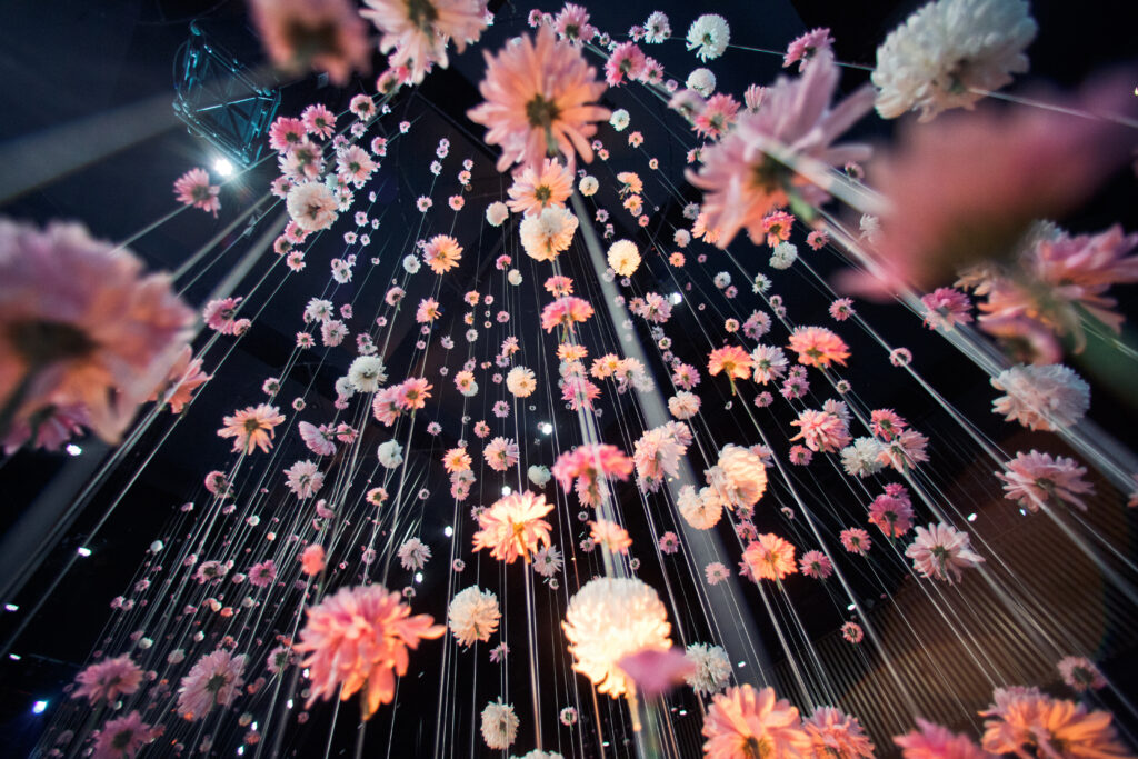 Blumen sind der Klassiker bei Statement-Dekorationen