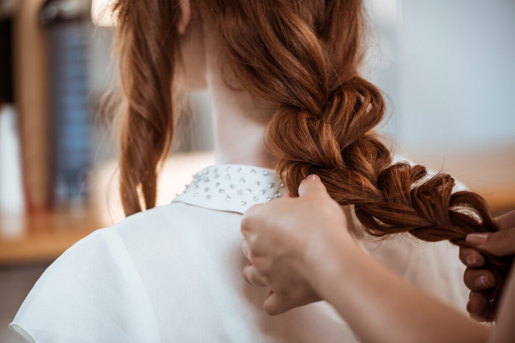 Du hast lockige Haare und bist auf der Suche nach der perfekten Frisur für deine Traumhochzeit? Wir zeigen dir die vier besten Styling-Ideen!