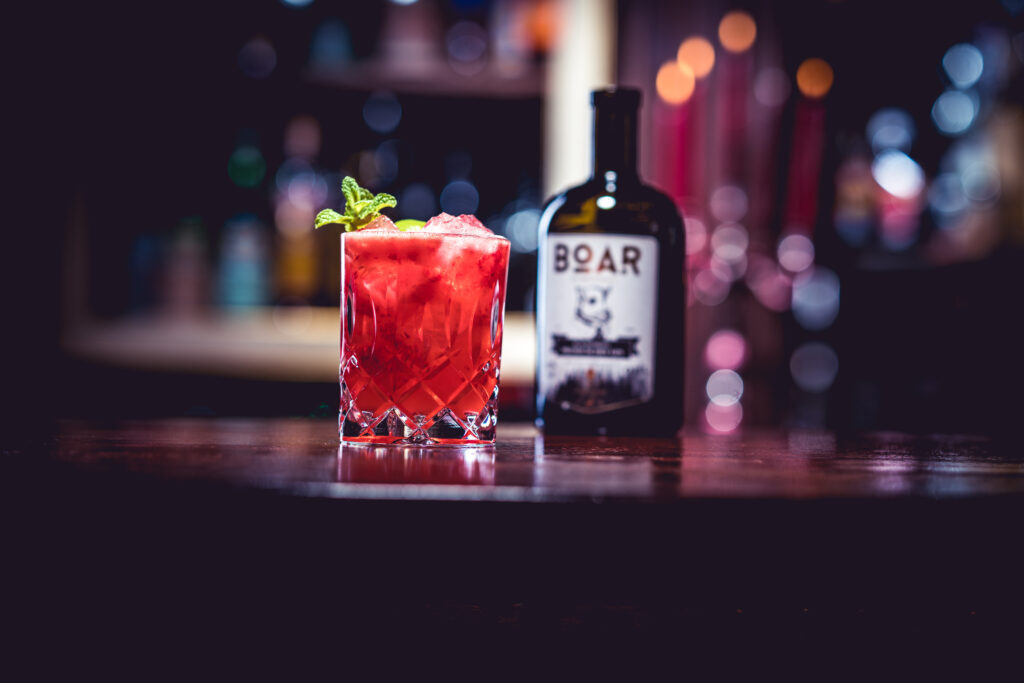 Himbeeren, Frucht, Minze und Gin runden den „BOAR Lockstoff”-Cocktail ab.