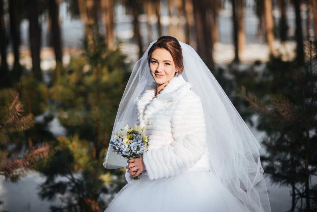 Winter-Bride strahlt in die Kamera