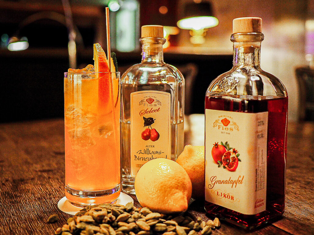 Dieser Cocktail trägt durch die heimischen Früchte eine fruchtige Note.