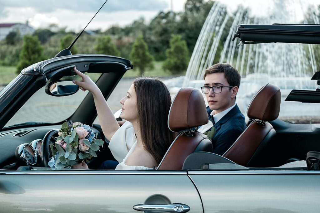 Hochzeitspaar im Cabrio