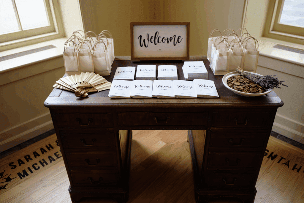Eine Welcome Area mit Statement-Dekorationen