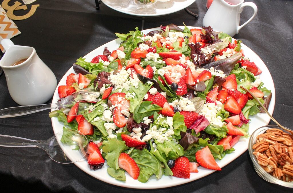 Ein Erdbeer-Salat ist nicht nur köstlich, sondern auch ein besonderer Hingucker auf eurer Hochzeit.