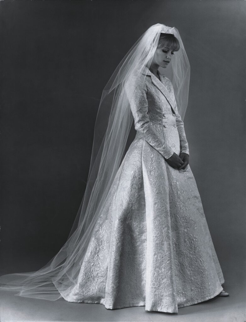 Das Brautkleid sollte den Modetrends entsprechen und ganz klar als Stoff gewordener Traum mit WOW-Ausstrahlung begeistern!