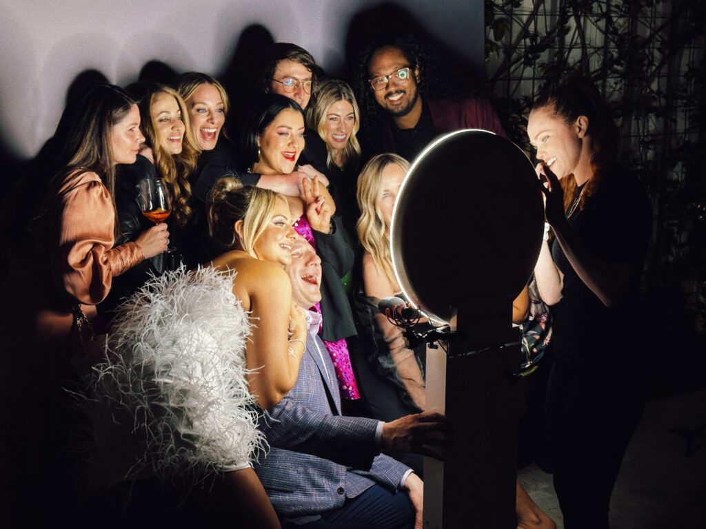Gruppe von Menschen in Fotobox