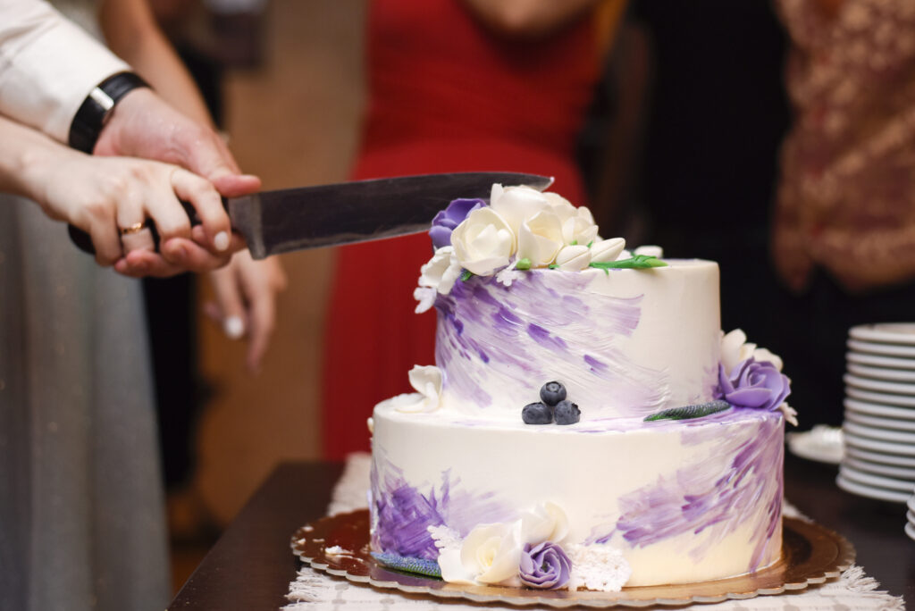 Das Brautpaar schneidet die Hochzeitstorte an