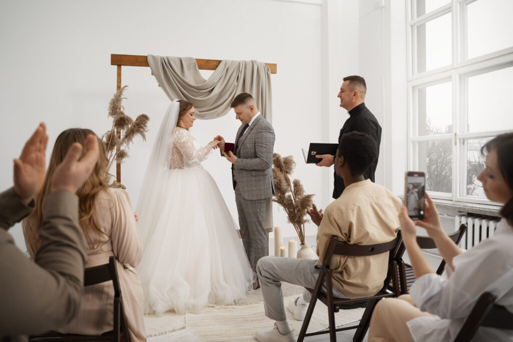 Bei einer kleinen Hochzeit, muss die Gästeliste reduziert werden.