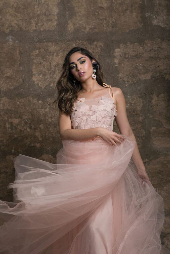 Ein rosa Prinzessinenkleid ist dein Kindheitsraum? Erfülle dir diesen Traum, denn es gibt unzählige wunderschöne Brautkleider in diesem Farbton.