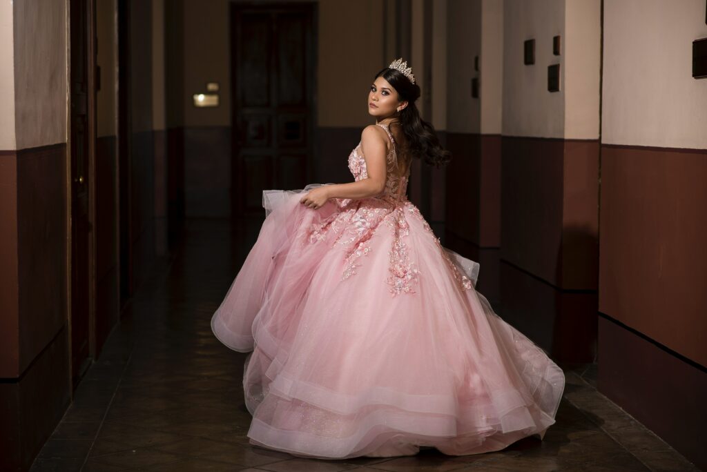 Ein rosa Brautkleid macht dich zu einer Prinzessin.