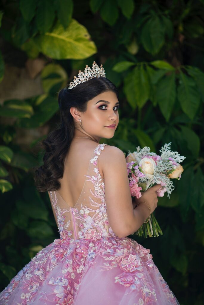 Ein rosa Prinzessinenkleid ist dein Kindheitsraum? Erfülle dir diesen Traum, denn es gibt unzählige wunderschöne Brautkleider in diesem Farbton.