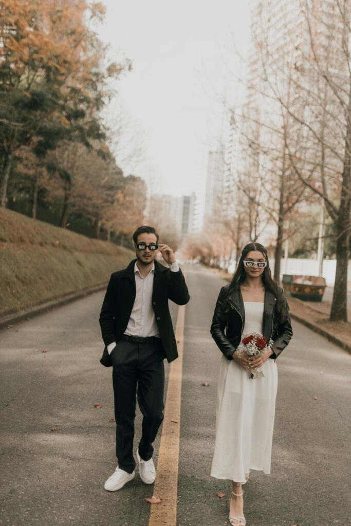 Paar mit coolen Brillen beim After-Wedding-Shooting