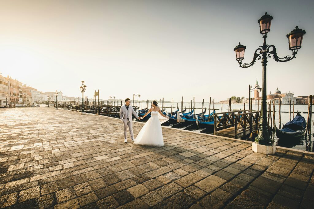 Paar im Morgengrauen in der Stadt beim After-Wedding-Shooting