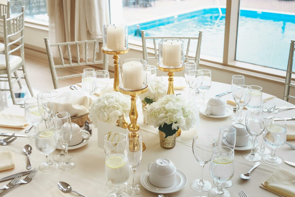 Tisch mit Hochzeitsfloristik