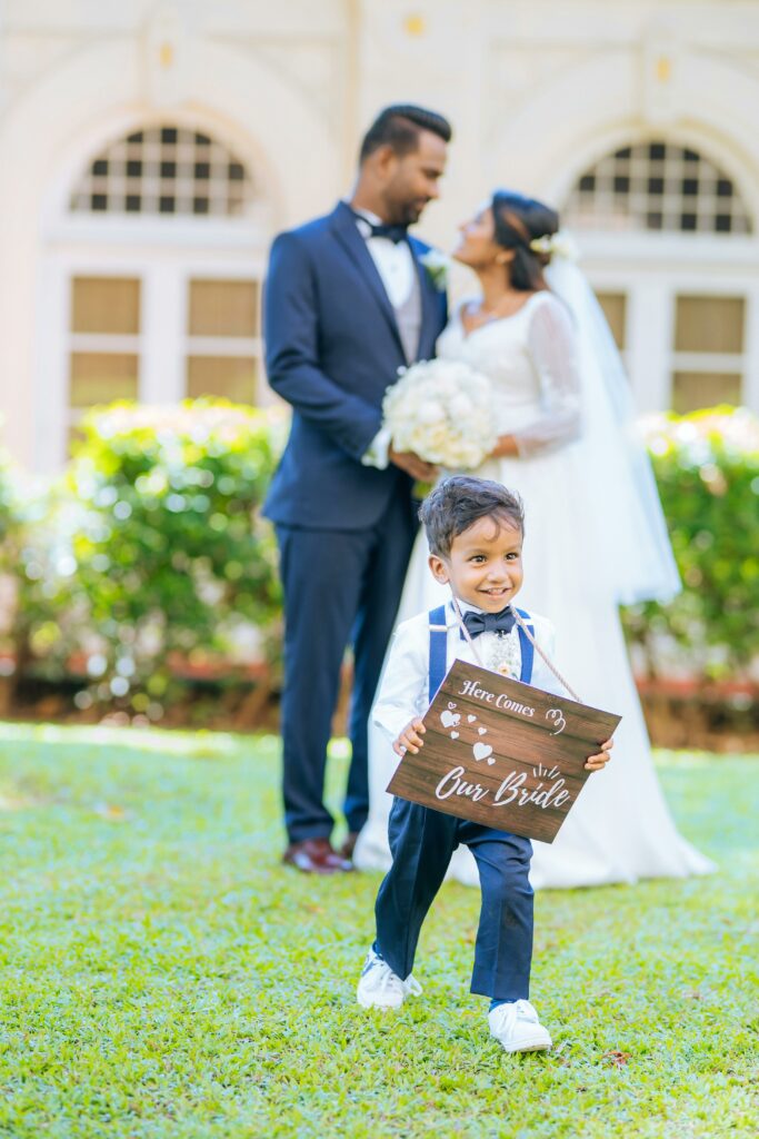 Kleinkind in süßem Outfit bei Hochzeit