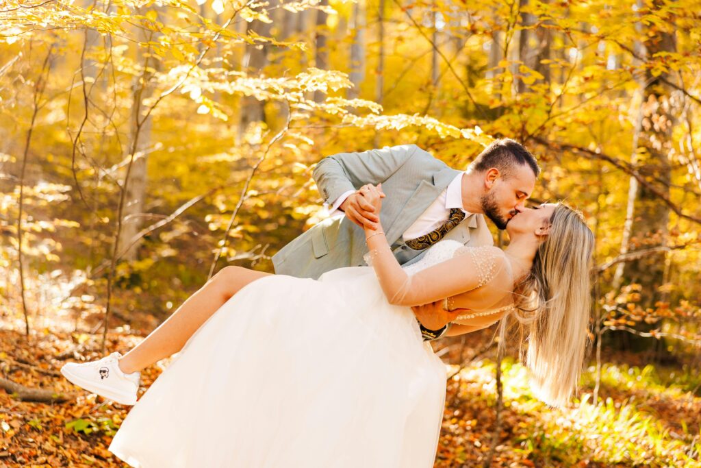 Paar im Wald beim After-Wedding-Shooting