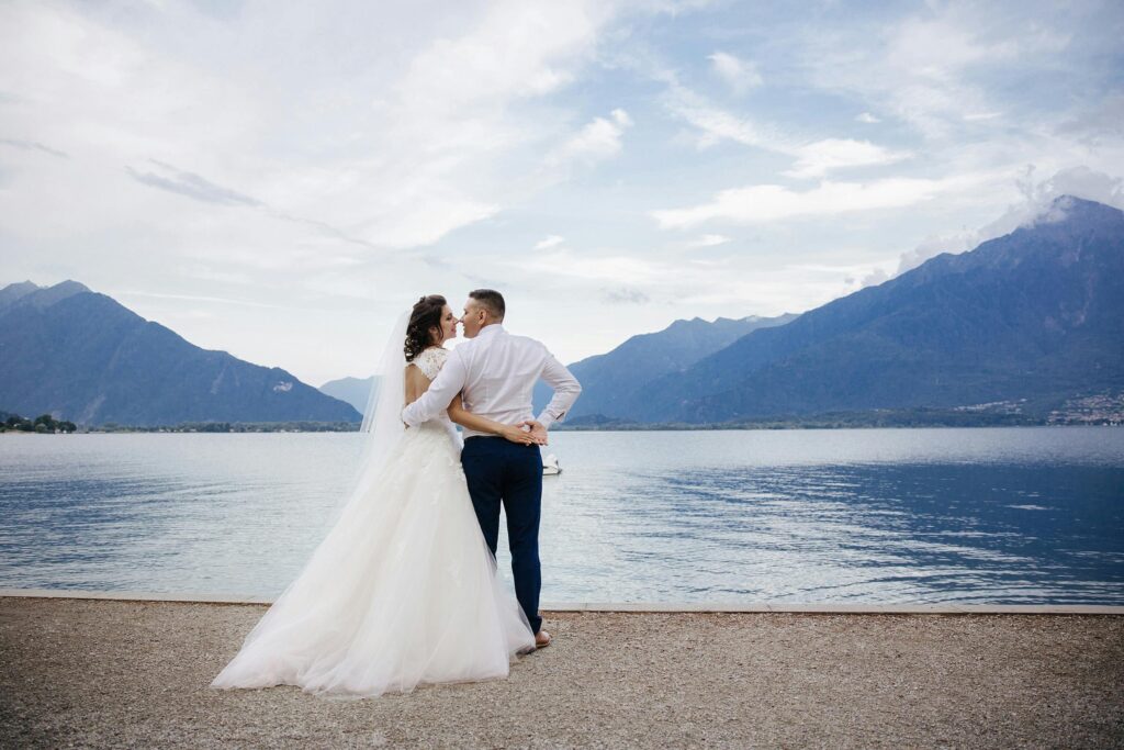 Paar bei Foto für Hochzeit auf Instagram