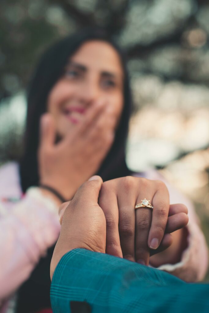 Frau mit Verlobungsring an der Hand