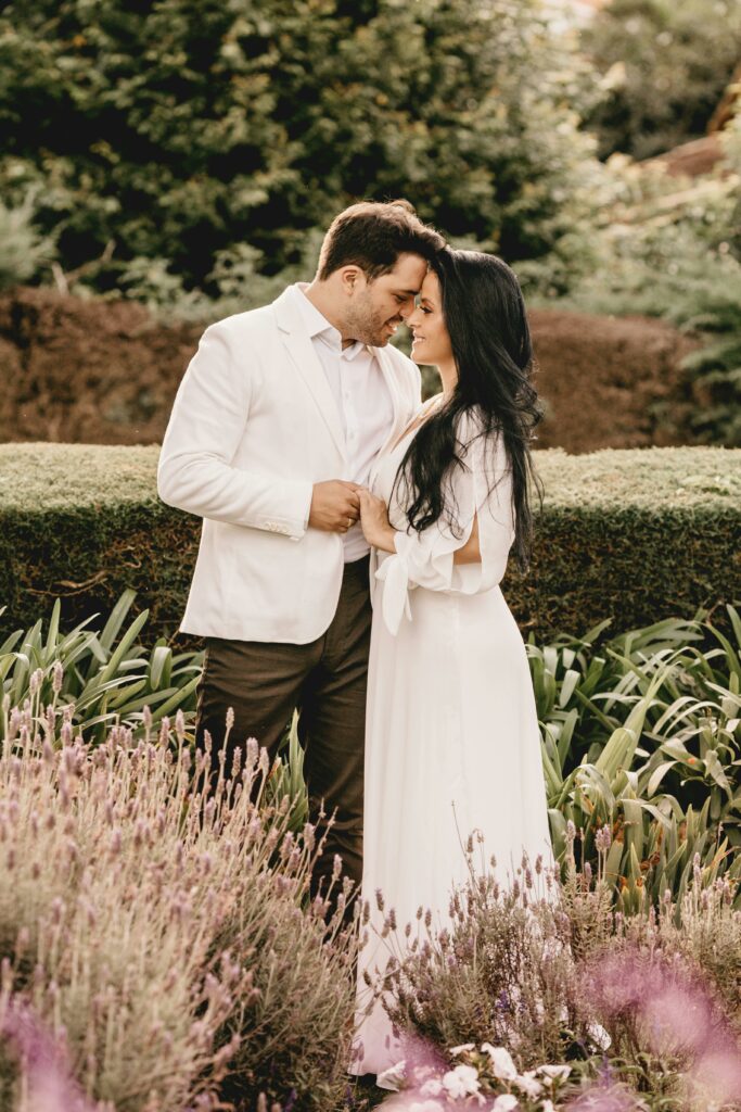 Brautpaar auf einer Gartenhochzeit