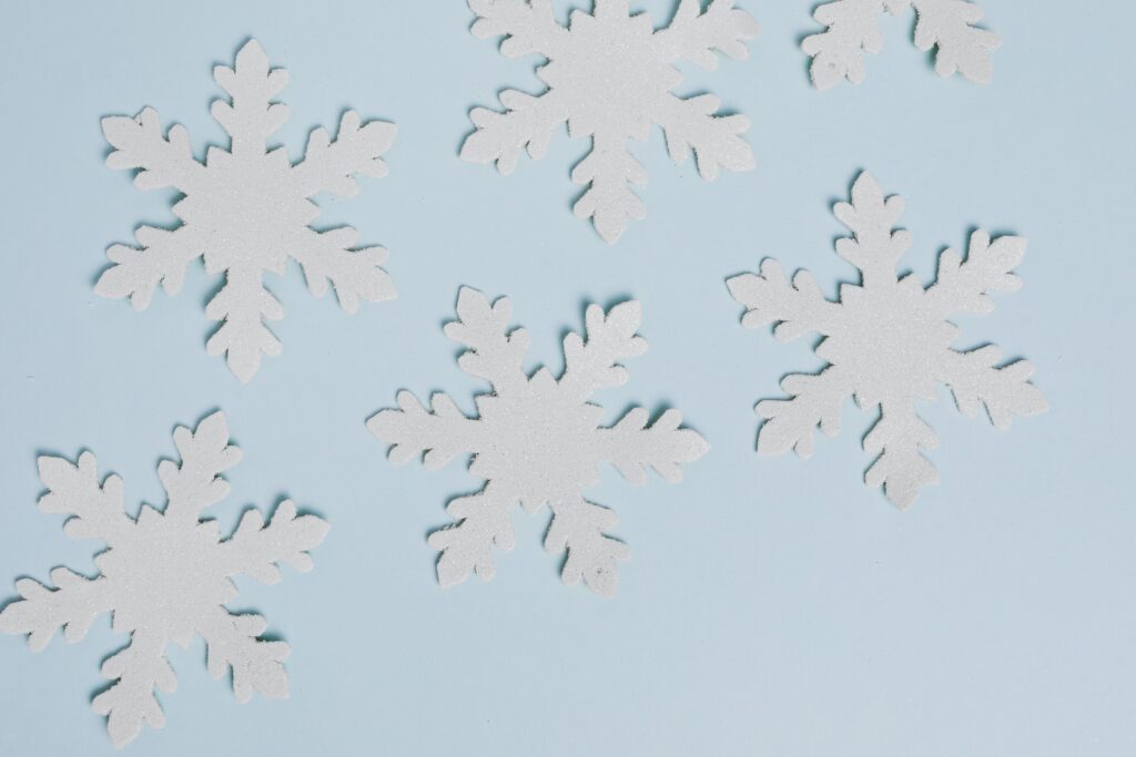 Schnee aus Papier gehört auch zu den Deko-Ideen für deine Winterhochzeit