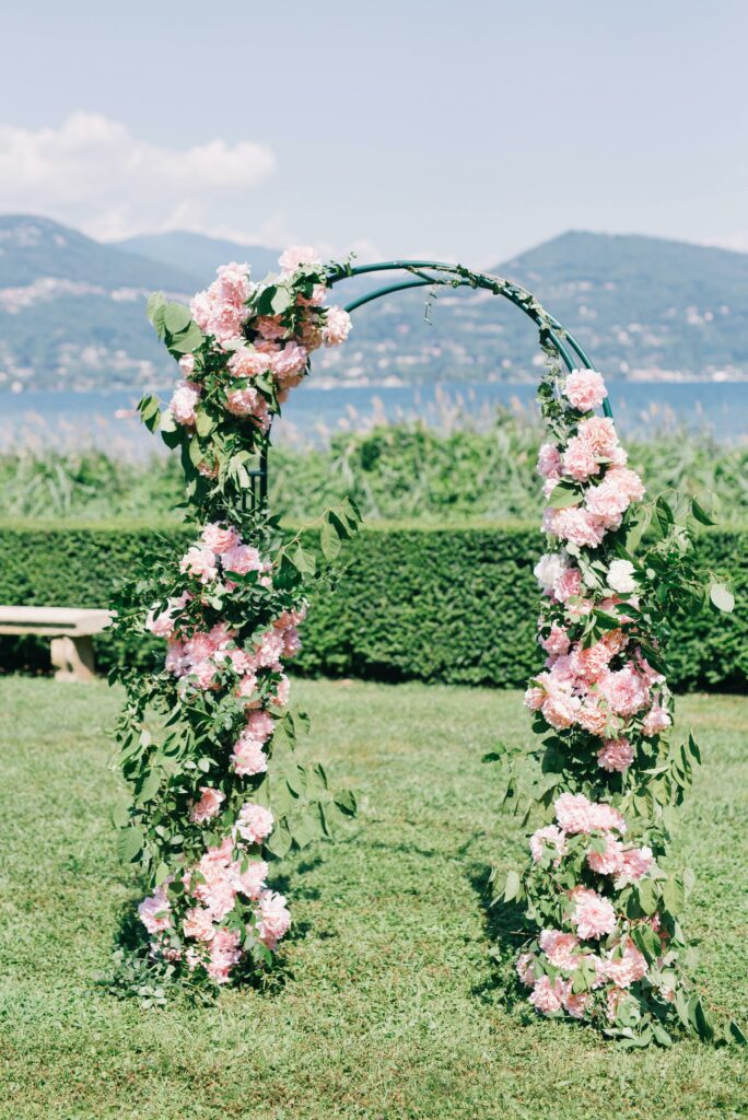 Flowerwall auf einer Gartenhochzeit