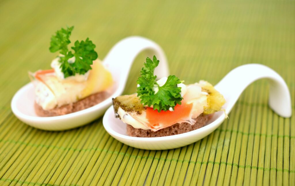 Porzellanlöffel für das Zero-Waste-Hochzeitsbuffet