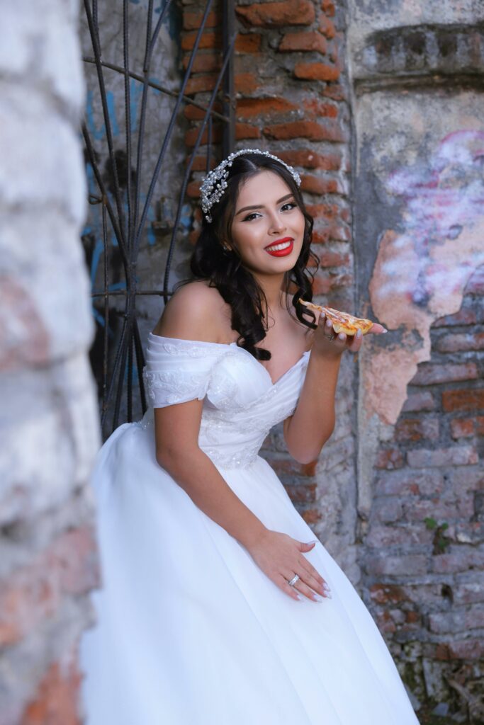 Braut beim Mitternachtssnack