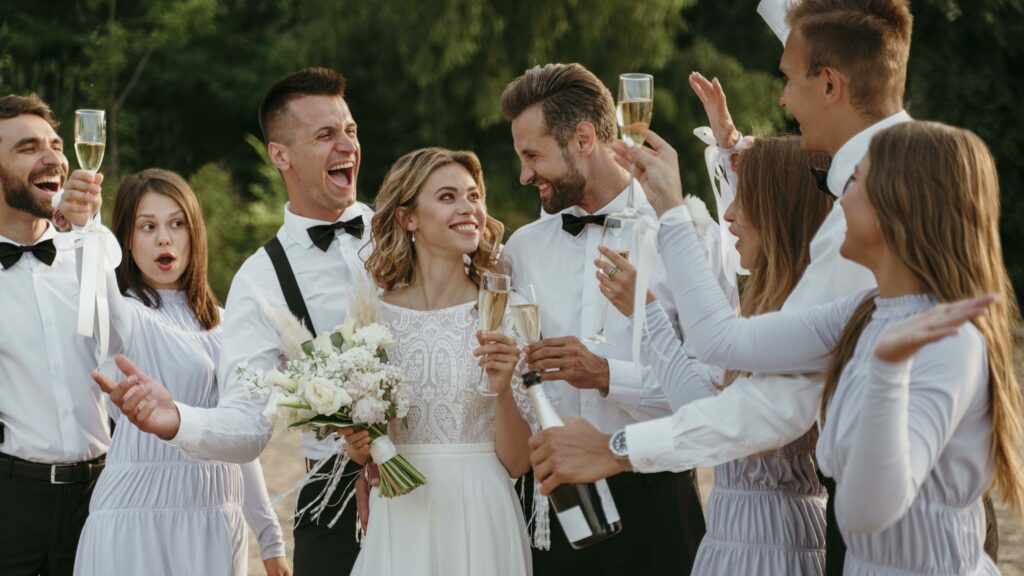 Hochzeitswichteln ist ein ideales Spiel für die ganze Hochzeitsgesellschaft.