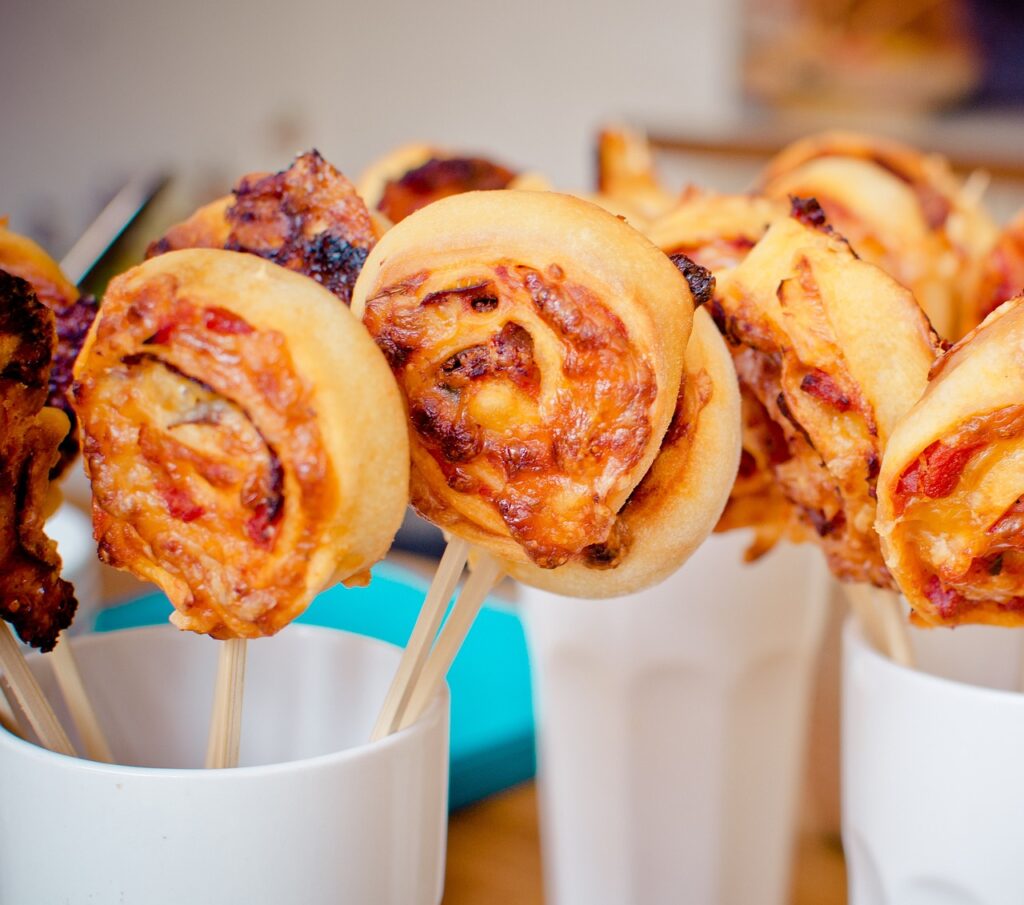 Pizzaschnecken sind lecker und ein perfekter Party-Snack.