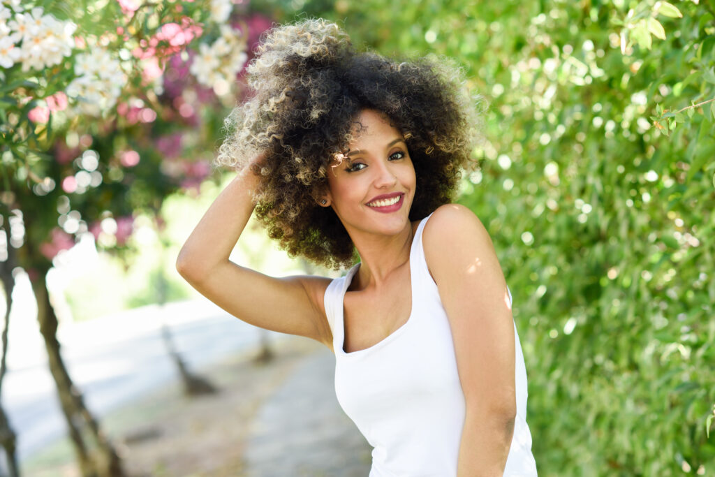 Du hast lockige Haare und bist auf der Suche nach der perfekten Frisur für deine Traumhochzeit? Wir zeigen dir die vier besten Styling-Ideen!