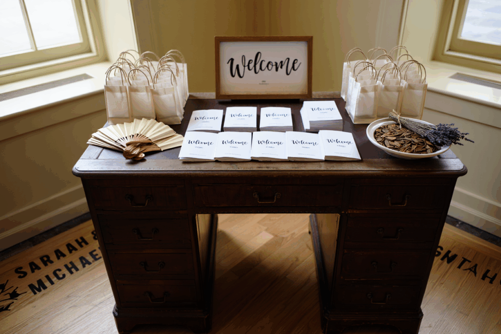 Eine Welcome Area mit Statement-Dekorationen