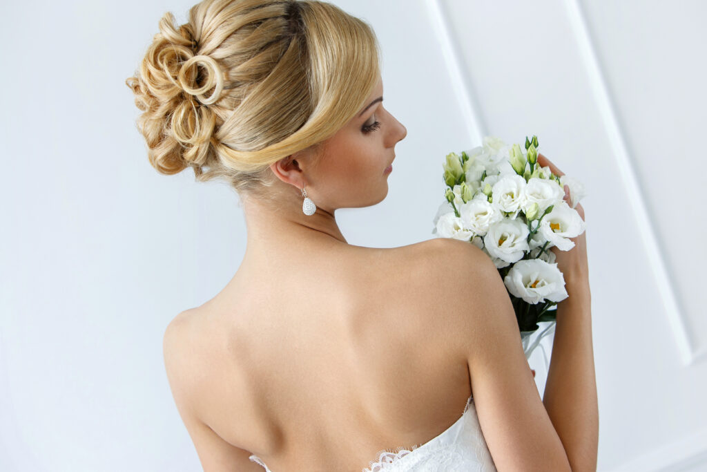 Du hast lockige Haare und bist auf der Suche nach der perfekten Frisur für deine Traumhochzeit? Wir zeigen dir die vier besten Styling-Ideen!