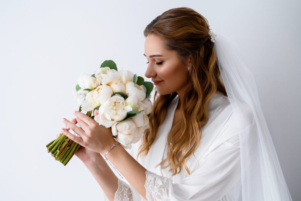 Du hast lockige Haare und bist auf der Suche nach der perfekten Frisur für deine Traumhochzeit? Wir zeigen dir die vier besten Styling-Ideen!