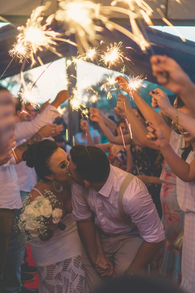 Wunderkerzen statt Feuerwerk bei einer Hochzeit
