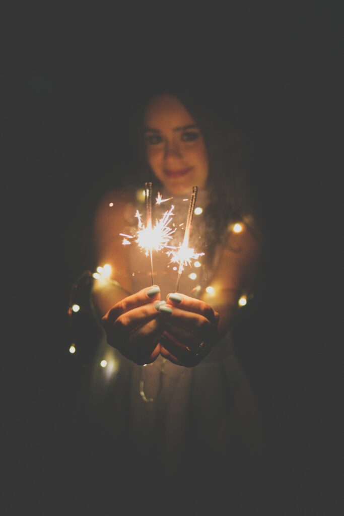 Frau mit Wunderkerzen statt Feuerwerk