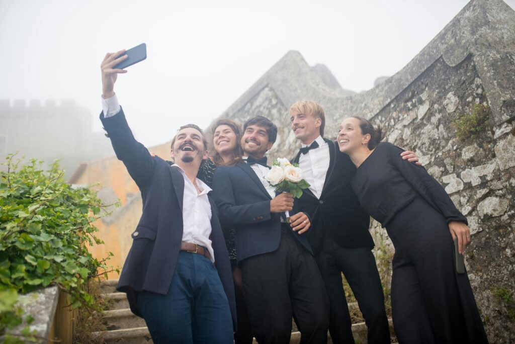 Bräutigam und Gäste bei einer Hochzeit im Live-Stream