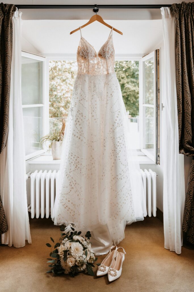 Nach Transport von Brautkleid im Flugzeug am besten sofort aufhängen