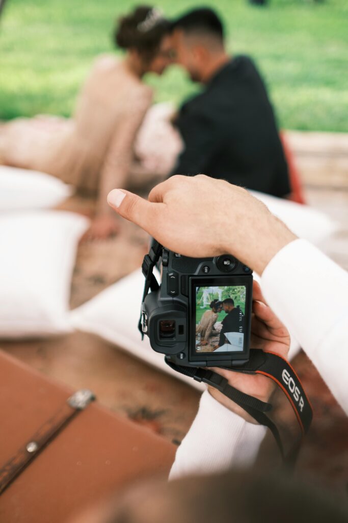 Fotograf schaut sich Bild von After-Wedding-Shooting an